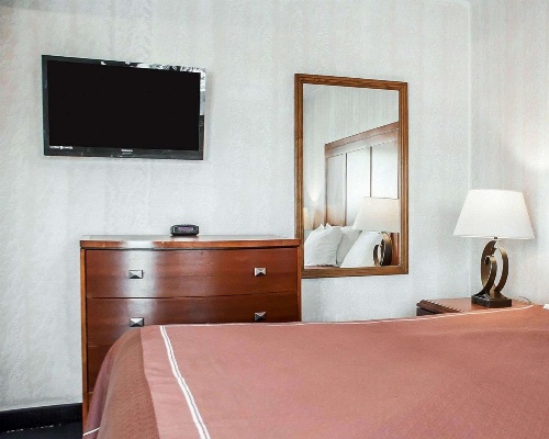 Rodeway Inn & Suites Niagara Falls image 4