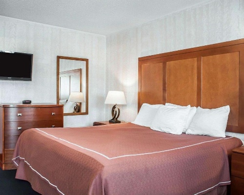 Rodeway Inn & Suites Niagara Falls image 6